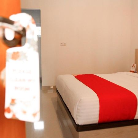 Oyo 174 Desilva Bandara Hotel Palembang Exterior photo