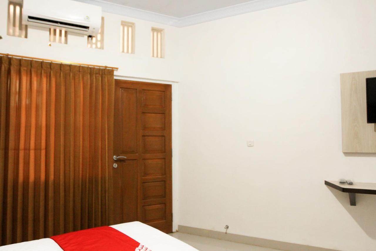 Oyo 174 Desilva Bandara Hotel Palembang Exterior photo