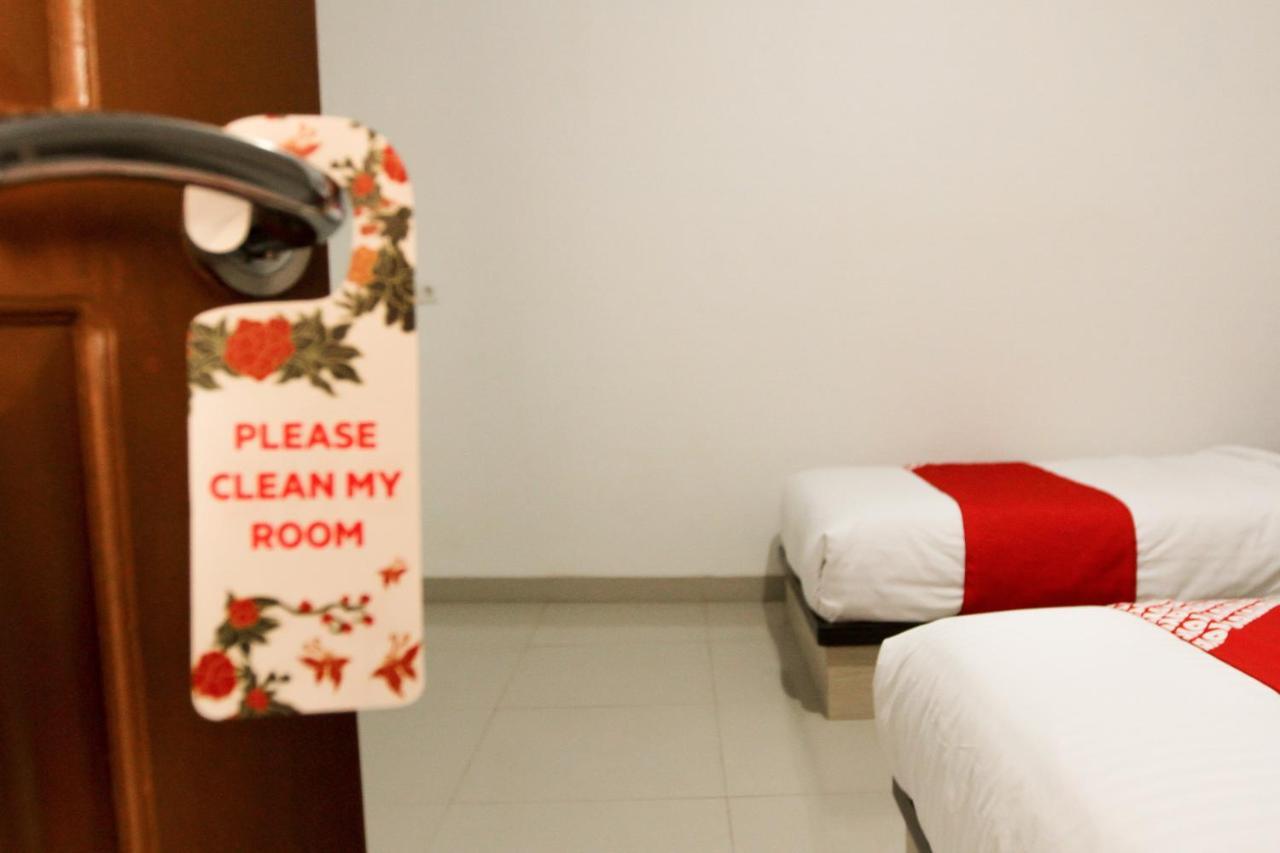 Oyo 174 Desilva Bandara Hotel Palembang Exterior photo